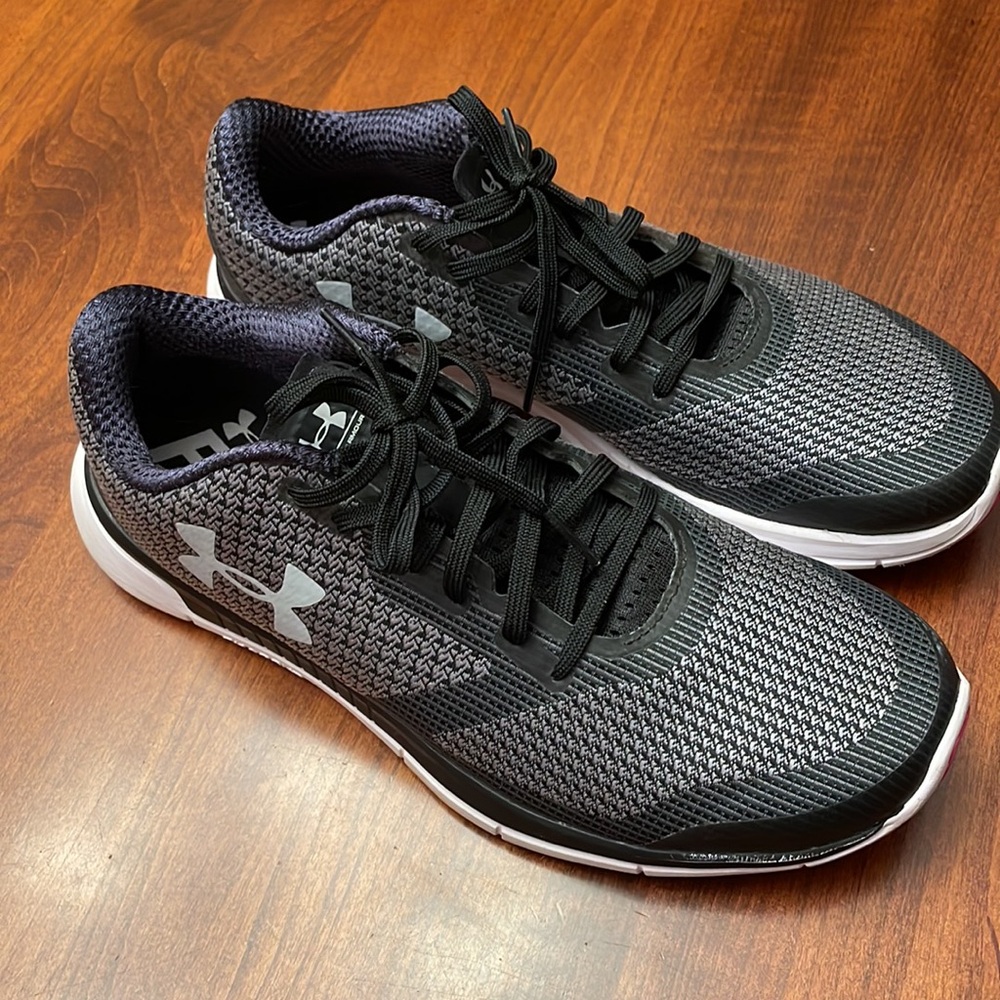 Women’s Under Armour tennis shoes. Size 9